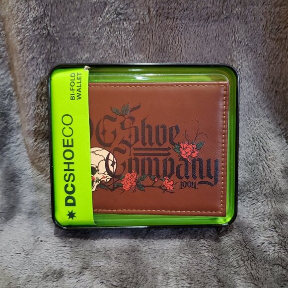 DC SHOES Men's Brown Bifold Wallet Skull and Roses - Picture 1 of 7